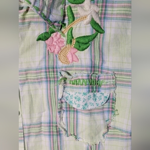 Solitaire Large distressed plaid western embroidered peal button down longsleeve - Picture 5 of 10